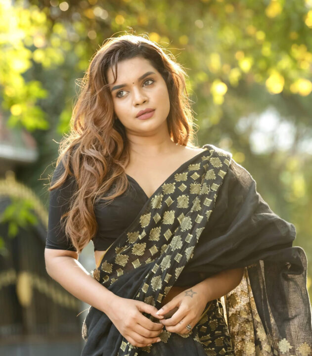 Veena Jessi navel stills in black saree