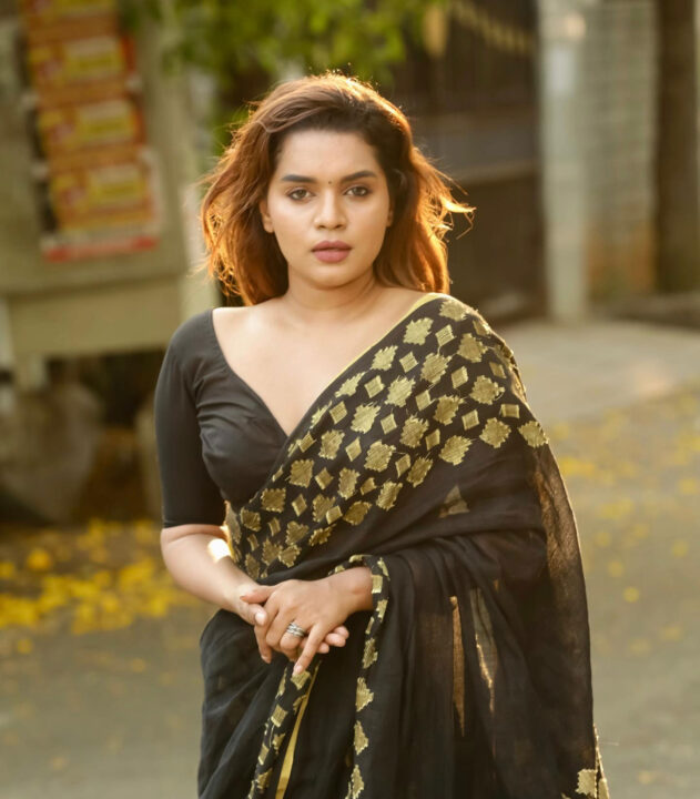 Veena Jessi navel stills in black saree