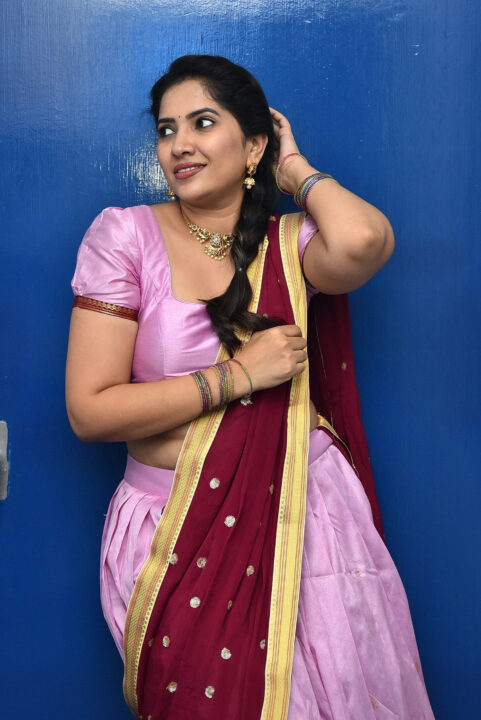 Anchor Indu hot stills in half saree