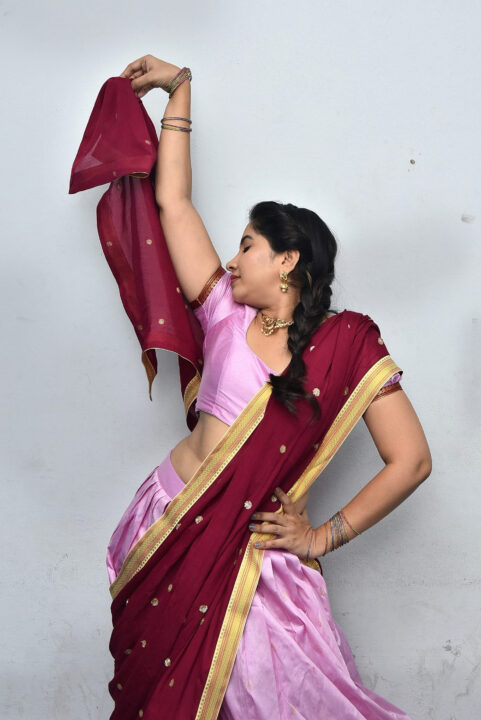 Anchor Indu hot stills in half saree
