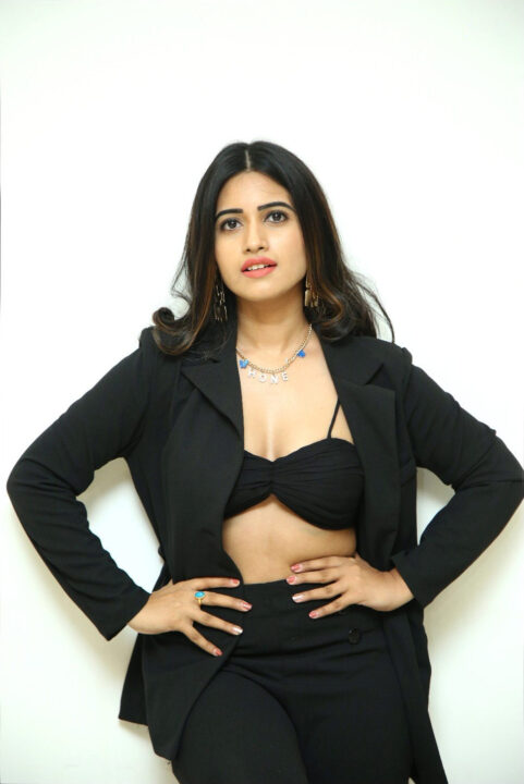 Sravanthi Chokarapu sizzling stills in black outfit