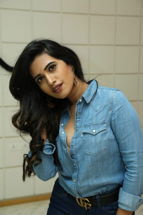 Sravanthi Chokarapu stills in jeans shirt