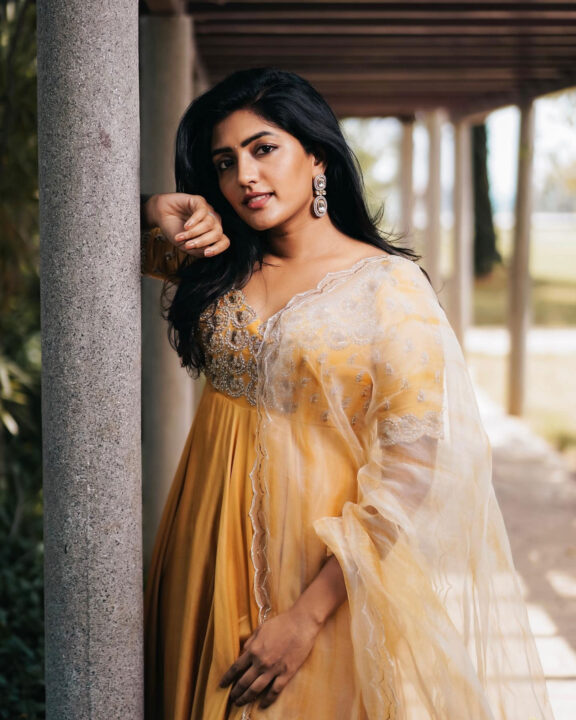 Eesha Rebba beautiful stills in Anarkali outfit