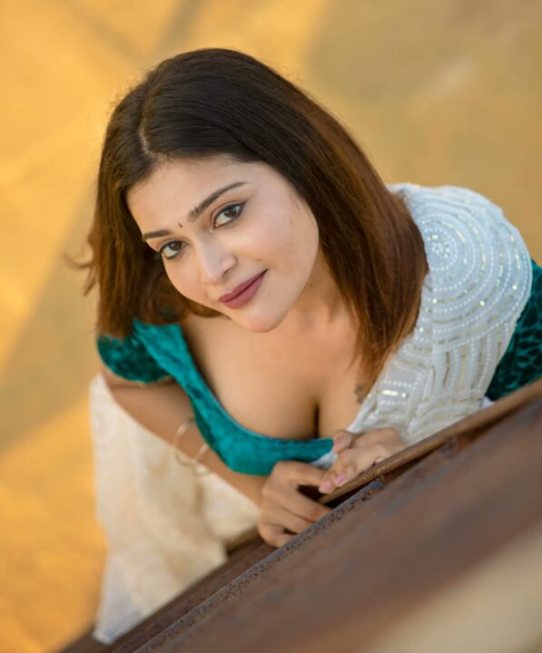 Dharsha Gupta hot cleavage pics in saree