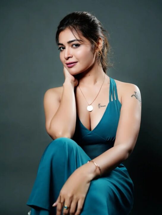 Dharsha Gupta hot cleavage photos