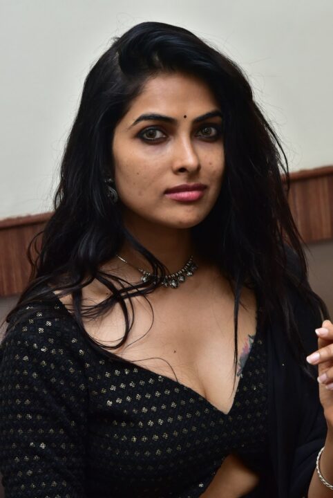 Divi Vadthya sizzling cleavage stills
