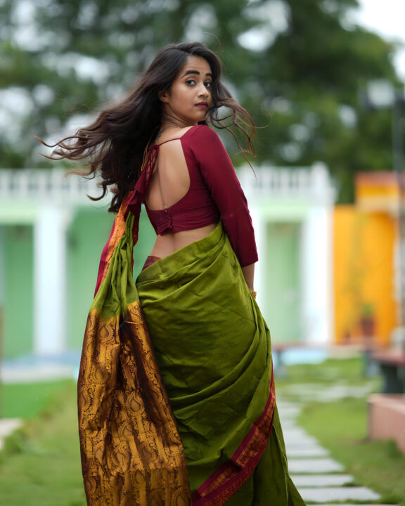 Deepthi Sunaina in silk saree photos