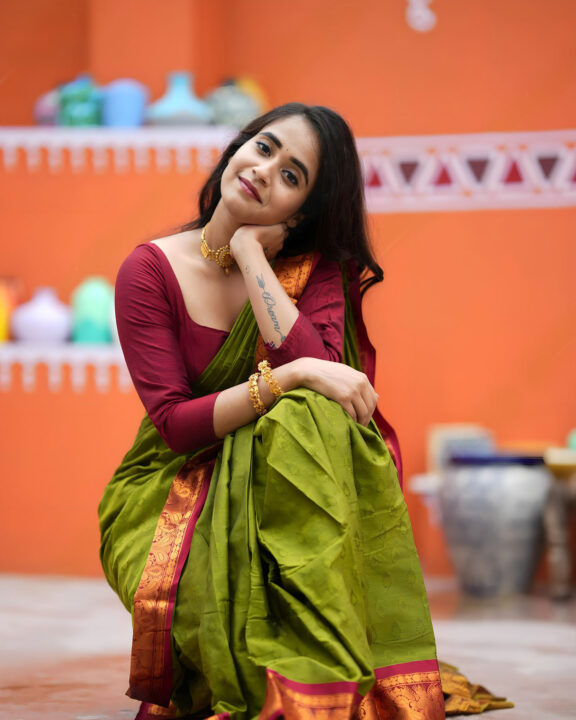 Raashii Khanna's Purple-Golden Silk Saree Serves Major Ethnic Fashion Inspo  For Navratri Celebrations (View Pics) | 👗 LatestLY