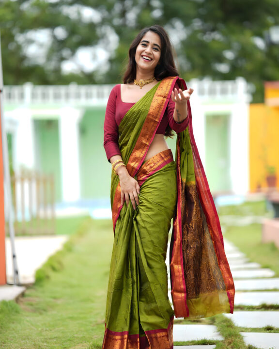 Deepthi Sunaina in silk saree photos