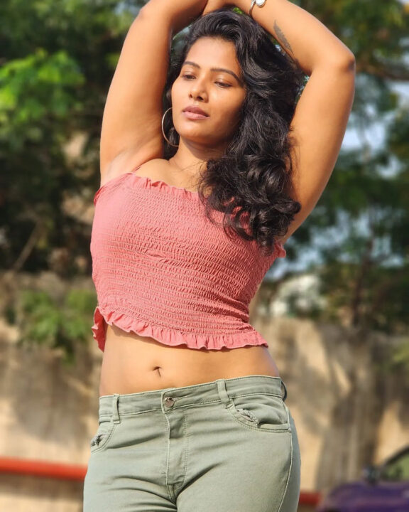 Dhivya Duraisamy hot navel stills
