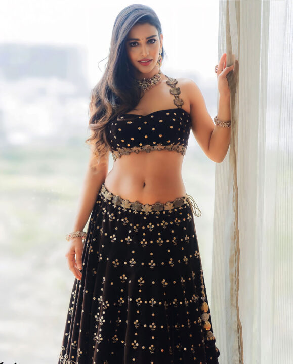 Daksha Nagarkar navel stills in lehenga