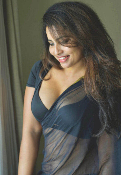 Anicka Vikramman hot cleavage stills in saree