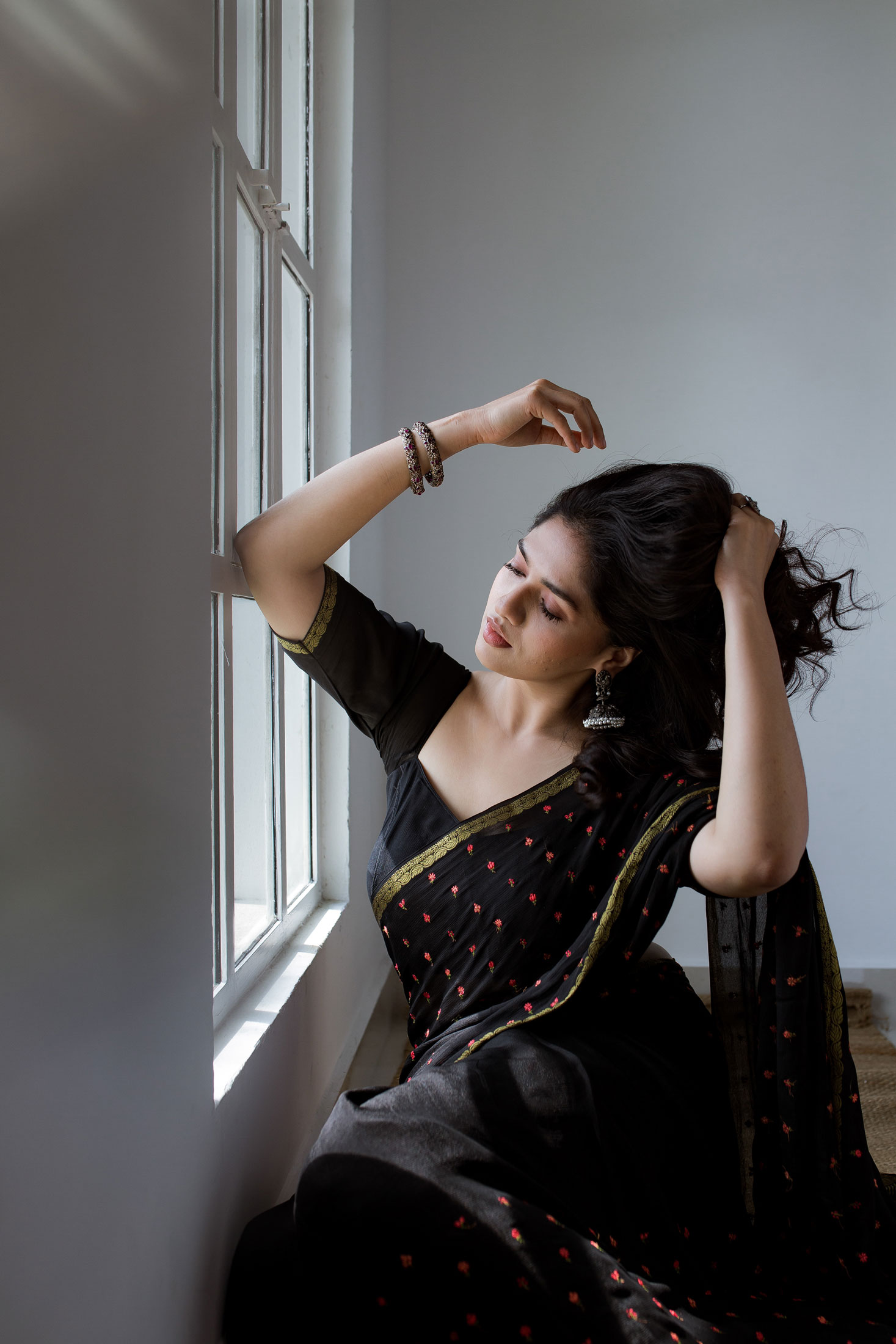 Confident Traditional Saree Poses For Photoshoot | Don't for… | Flickr