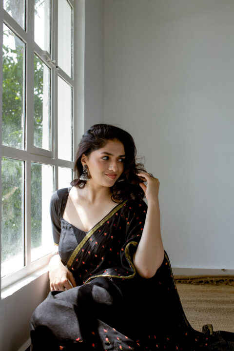 Sunaina in black crepe silk saree photos