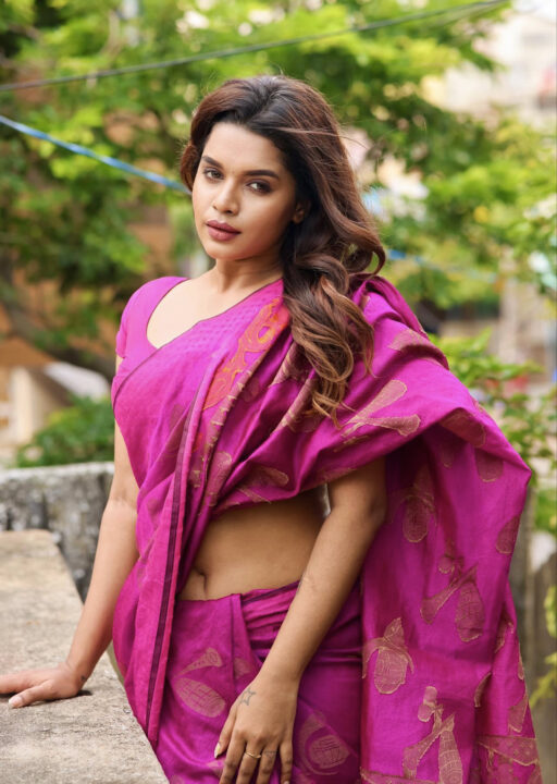 Veena Jessi navel stills in pink saree