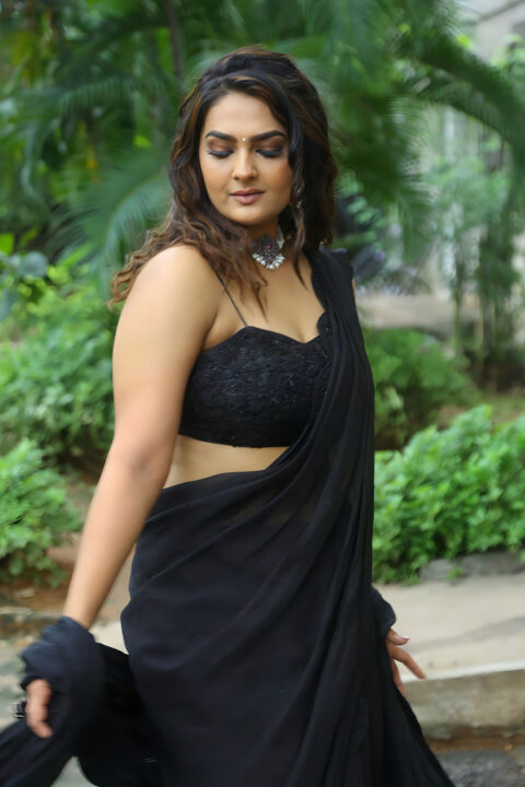 Neha Deshpande cleavage stills in black saree