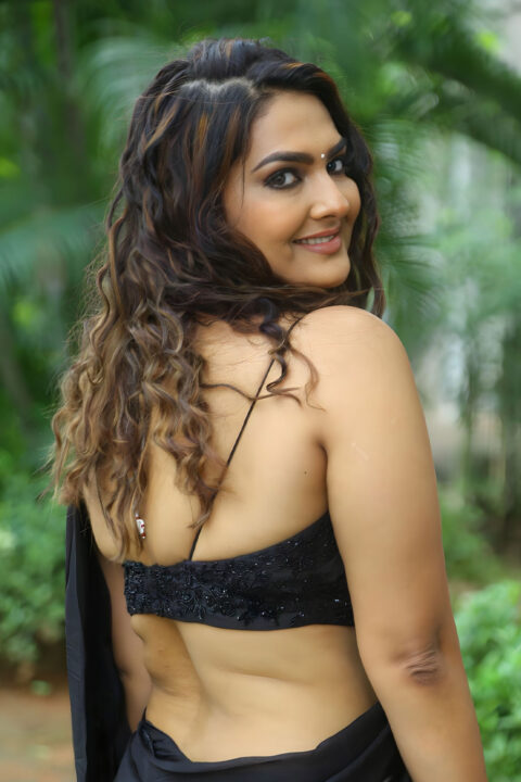 Neha Deshpande hot photos in black saree