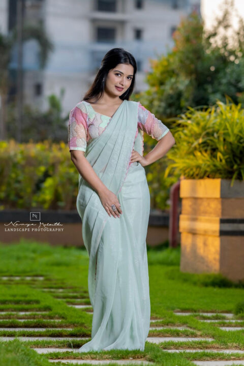 Priyanka Jain glamorous looks in saree