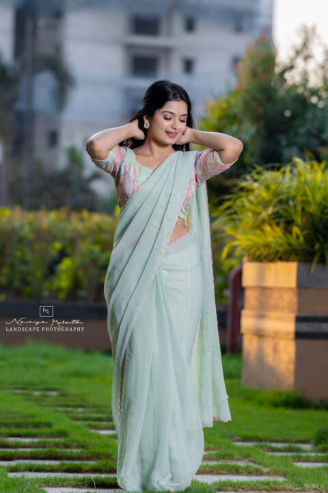 Priyanka Jain glamorous looks in saree