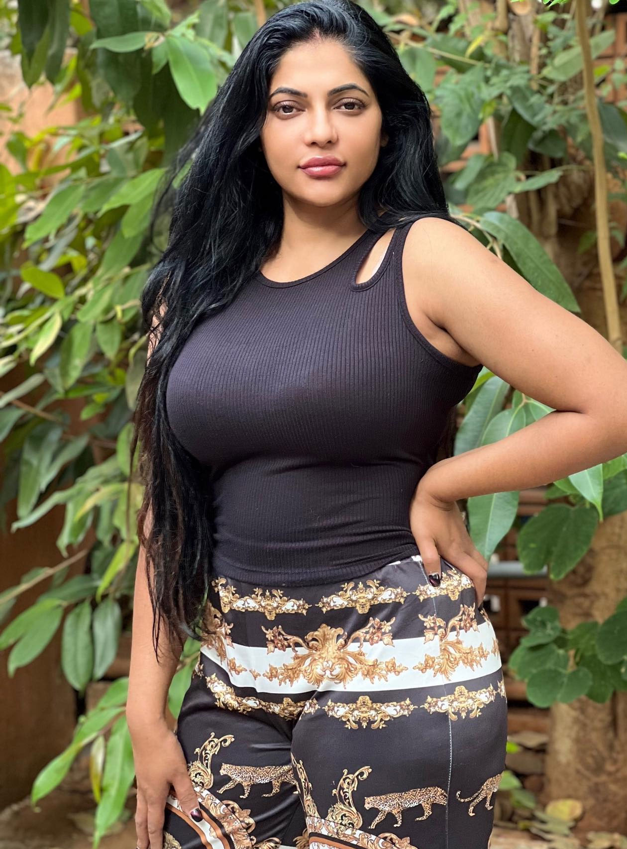 Reshma Pasupuleti big boobs in black - South Indian Actress