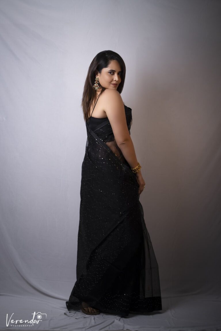 Anasuya Bharadwaj sizzles in black saree - South Indian Actress
