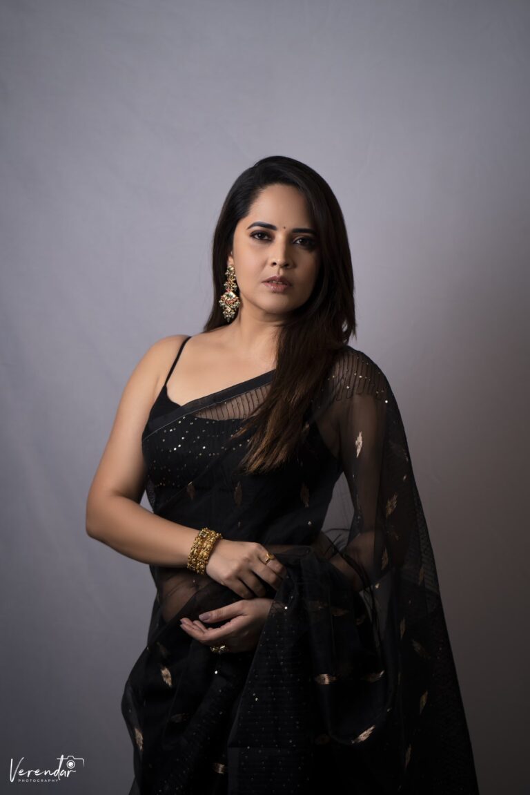 Anasuya Bharadwaj sizzles in black saree - South Indian Actress