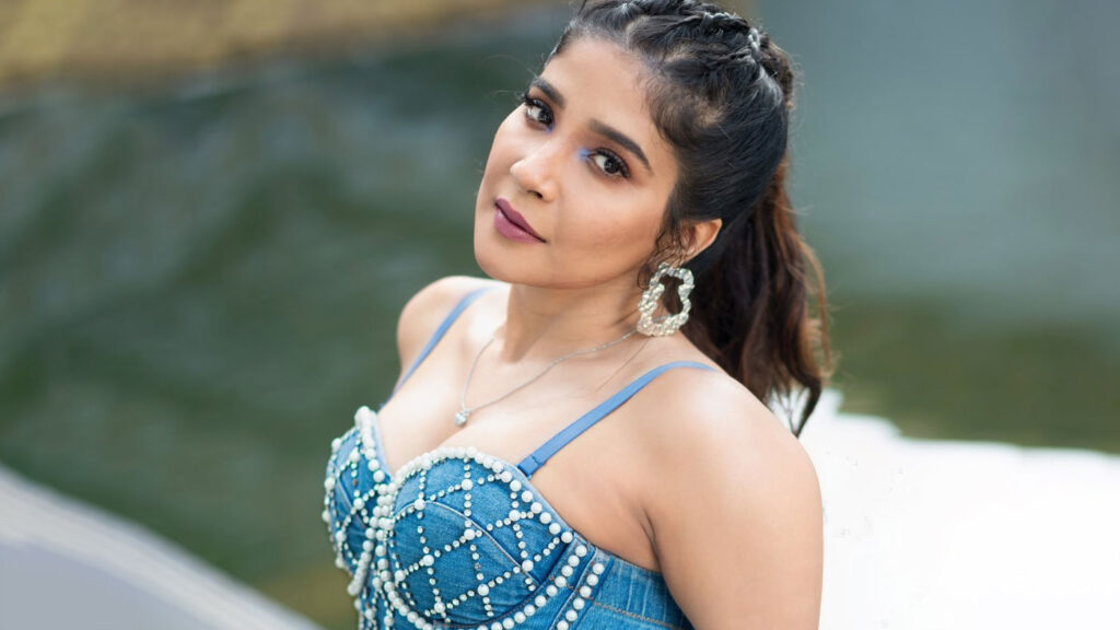 Sakshi Agarwal sizzles in Denim outfit