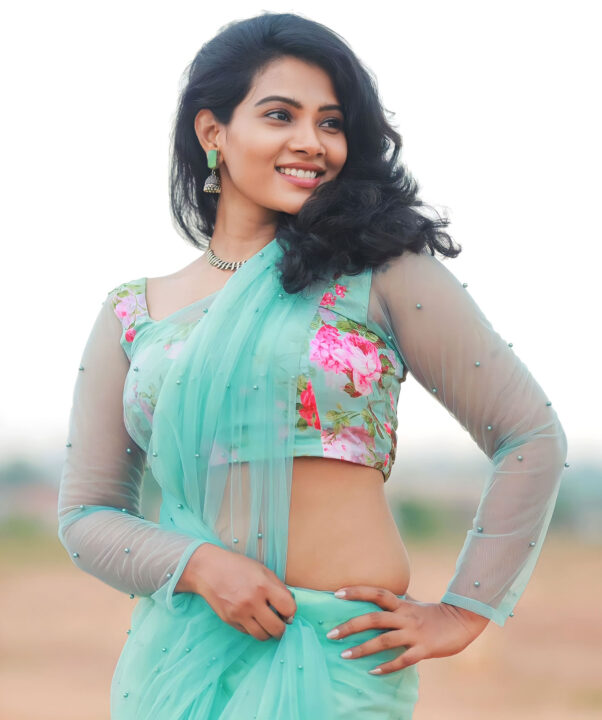 Dhivya Duraisamy sizzles in chiffon saree