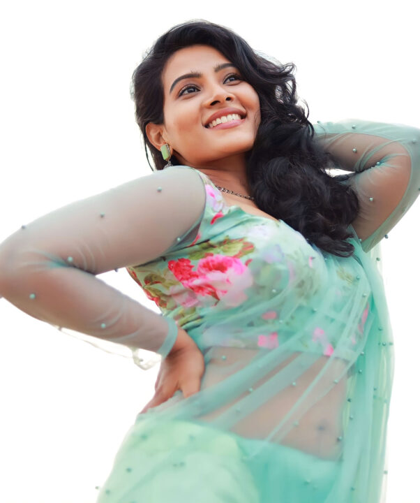 Dhivya Duraisamy sizzles in chiffon saree