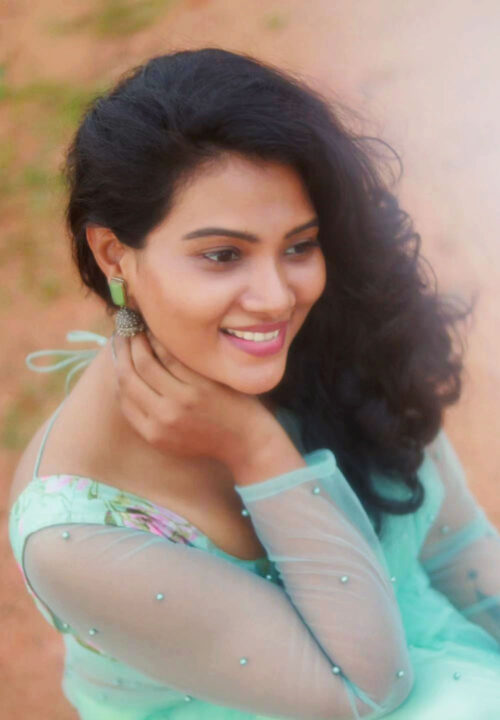 Dhivya Duraisamy sizzles in chiffon saree