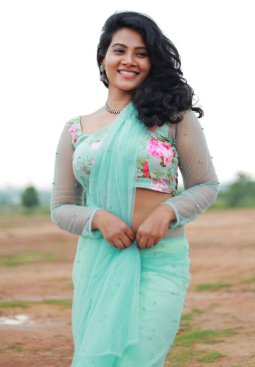 Dhivya Duraisamy sizzles in chiffon saree