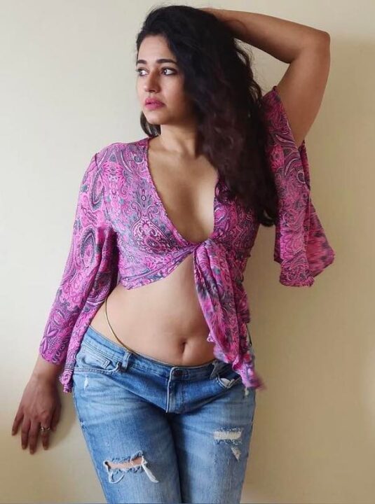 Poonam Bajwa sexy navel and cleavage