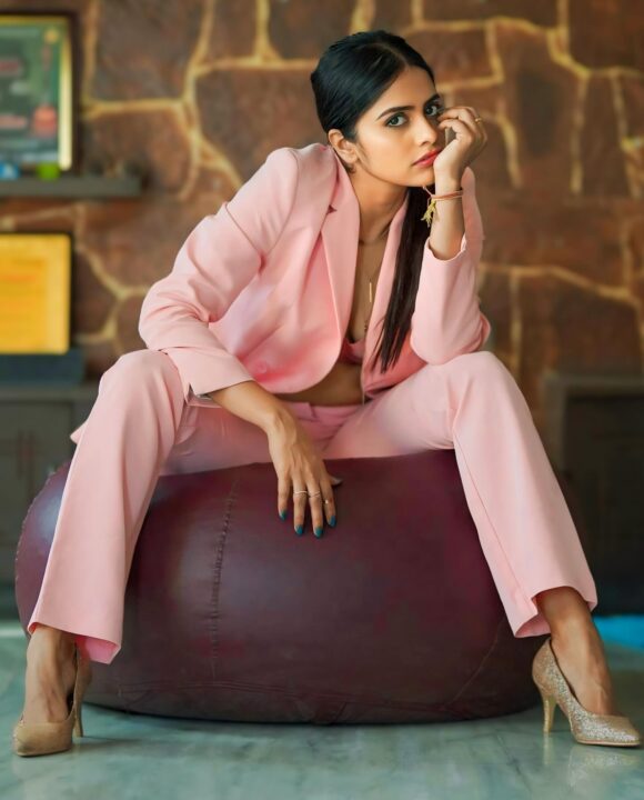 Pragya Nayan sizzling stills in unbuttoned pink blazers