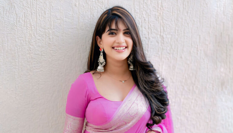 Sravanthi Chokarapu looks like a barbie doll in pink saree