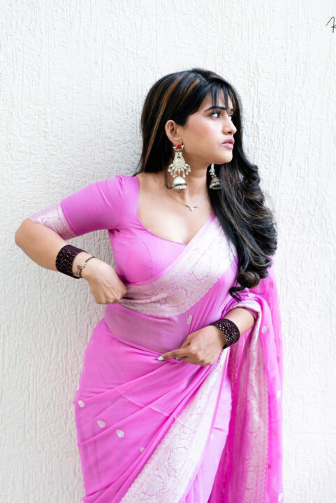 Sravanthi Chokarapu looks like a barbie doll in pink saree