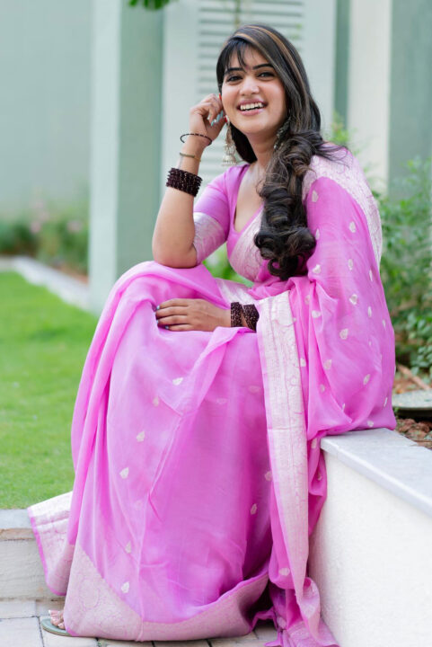 Sravanthi Chokarapu looks like a barbie doll in pink saree