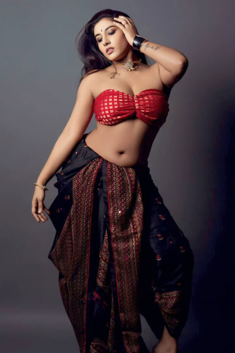 Vishnupriya Bhimeneni  hot curvy body with navel reveal