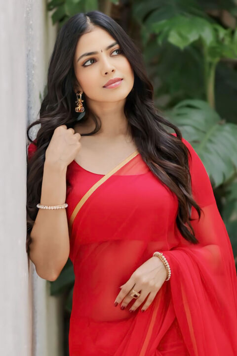 Malavika Mohanan sizzling navel stills in Red Saree