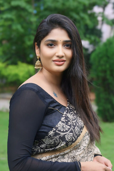 Priya Vadlamani Beautiful Saree Stills at Trailer Launch