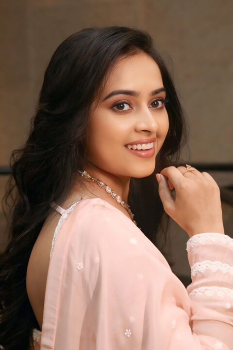 Sri Divya Elegant Peach Gown at Sathyam Sundaram Pre-Release