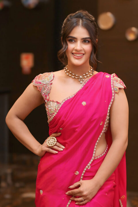 Kavya Thapar Sizzles in Viscose Crepe Pink Saree at Viswam Pre-Release Event