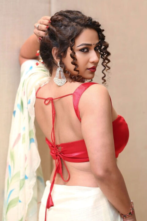 Inaya Sultana sizzling stills in saree