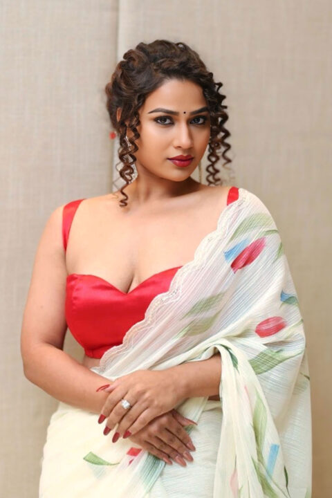 Inaya Sultana seductive stills showing cleavage