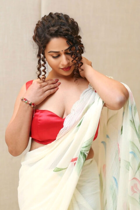 Inaya Sultana deep cleavage photos