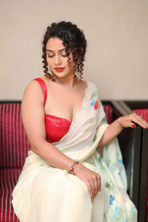 Inaya Sultana glamorous stills in saree