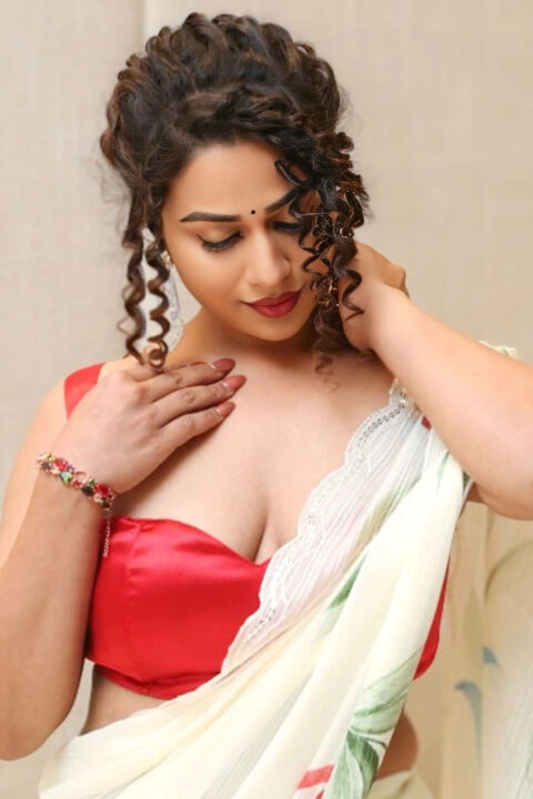 Inaya Sultana hot stills in off white saree