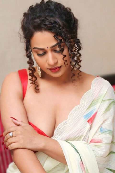 Inaya Sultana big boobs between deep cleavage photos