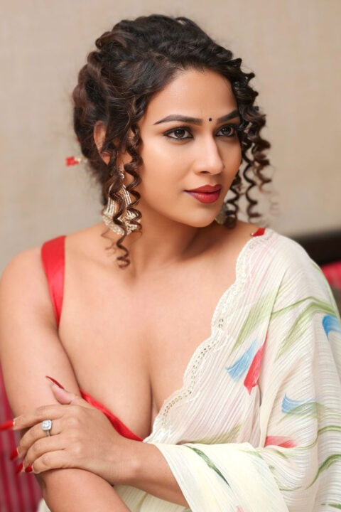 Inaya Sultana deep cleavage photos in saree