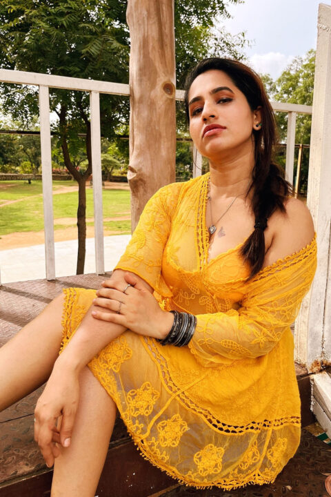 Saayan Suzn hot cleavage stills in yellow