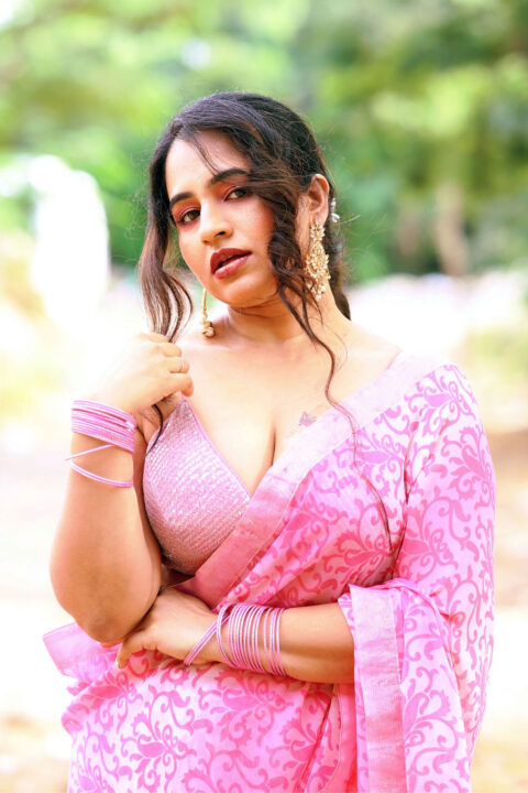 Saayan Suzn hot cleavage stills in pink saree